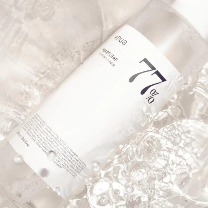 Anua - 
Heartleaf 77% Soothing Toner ligger er nærmest i noget silke eller er det vand , svært at se. gennemsigtig flaske med hvid ediket og sort tekst