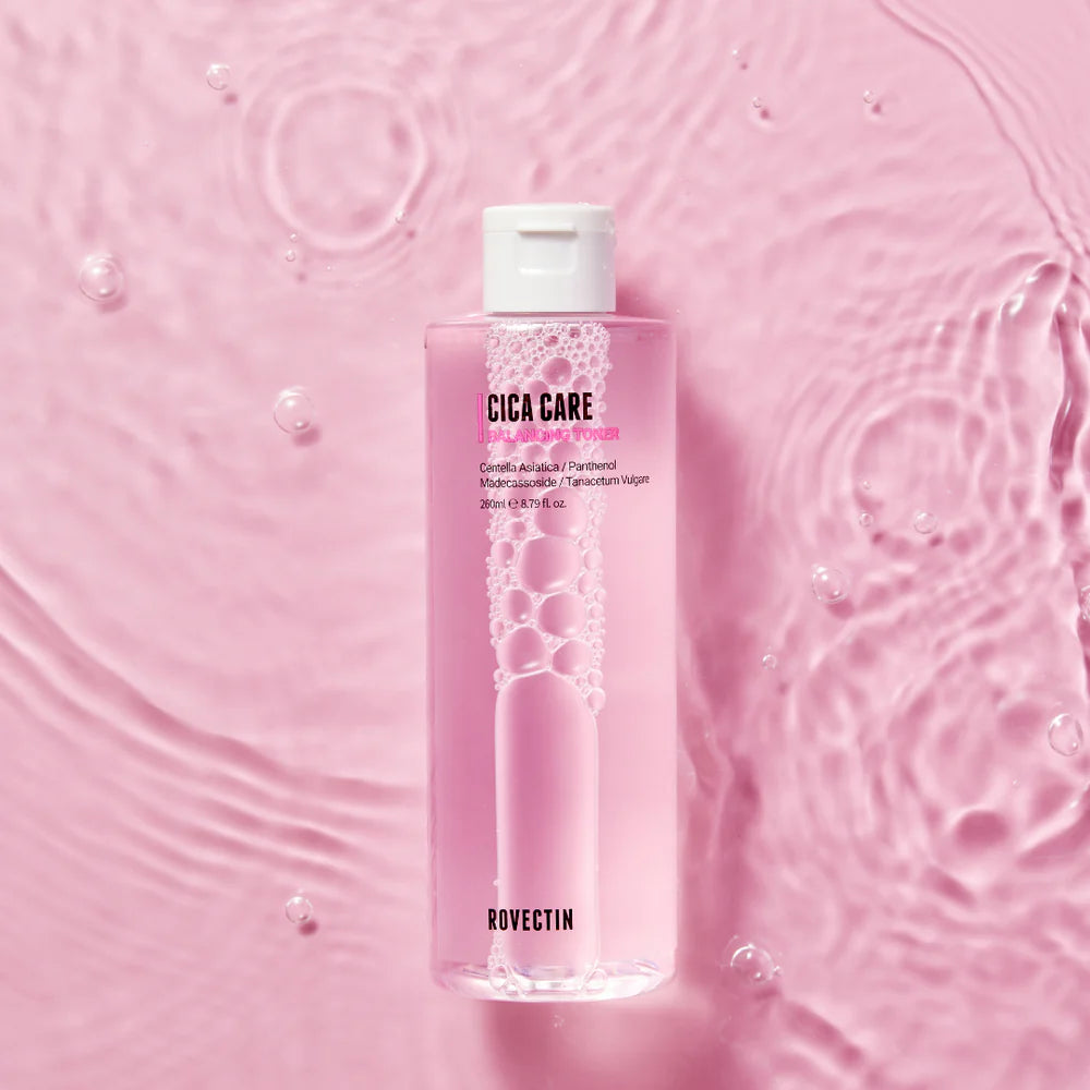 Rovectin - 
Cica Care Balancing Toner ses på billede .. en gennemsigtig flaske hvor man kan se toneren igennem , ligger på en lyserød baggrund og man kan se flaske ligger og svømmer i noget væske
