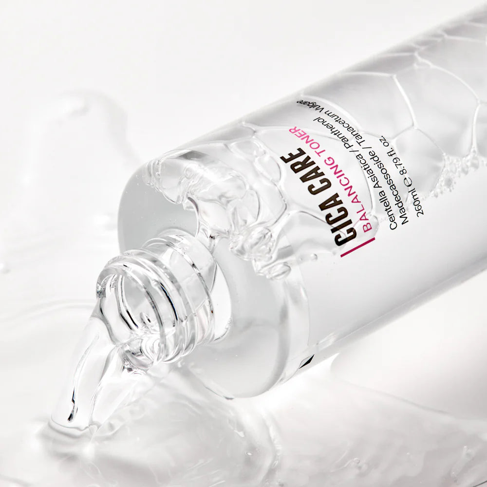 Rovectin - 
Cica Care Balancing Toner ligger ned og toner drypper ud