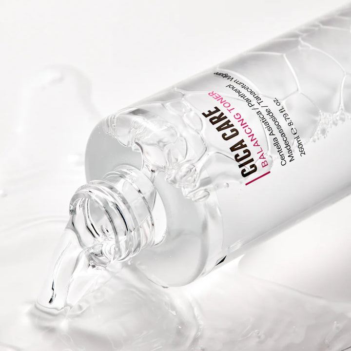 Rovectin - 
Cica Care Balancing Toner ligger ned og toner drypper ud