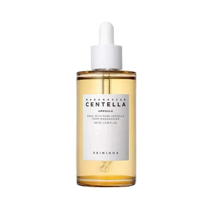 SKIN1004 Madagascar Centella Ampoule serum  – gennemsigtig flaske med hvid pipette-låg og hvid etiket med sort tekst. Flasken står oprejst på en lys baggrund.