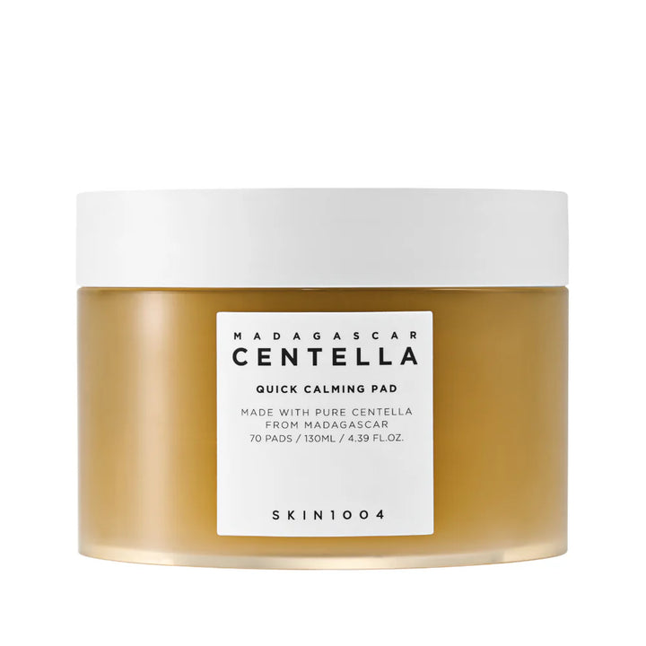 SKIN1004 Madagascar Centella Quick Calming Pad – rund, gennemsigtig plastbeholder med hvidt skruelåg og hvid etiket med sort tekst, set forfra på en lys baggrund.