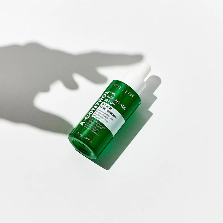 Nineless - A Control 10 Azelaic Acid Serum ses på billedet.. ligger ned 
